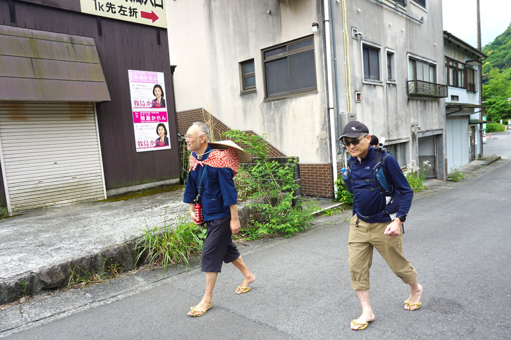 レポート】鈴木彰院長、藁草履（足半）で箱根旧街道を歩く！ - ベル 