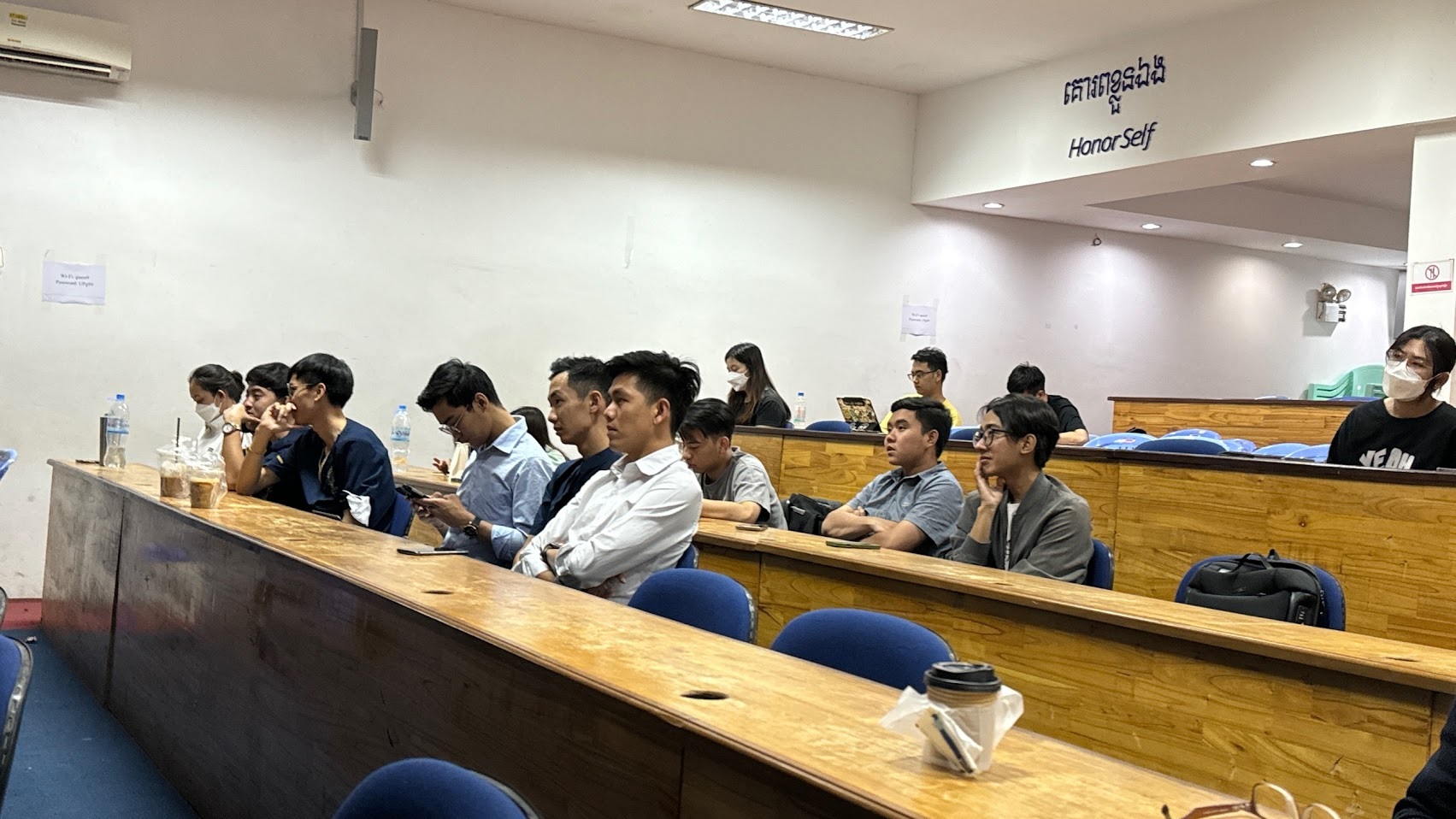 講義を受けるカンボジアの歯学生たち